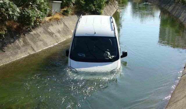 Sulama kanalına uçan araçtan burnu bile kanamadan çıktı