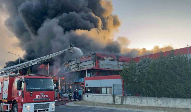 Tekirdağ’da plastik fabrikasındaki yangına birçok ilçeden ekipler sevk edildi