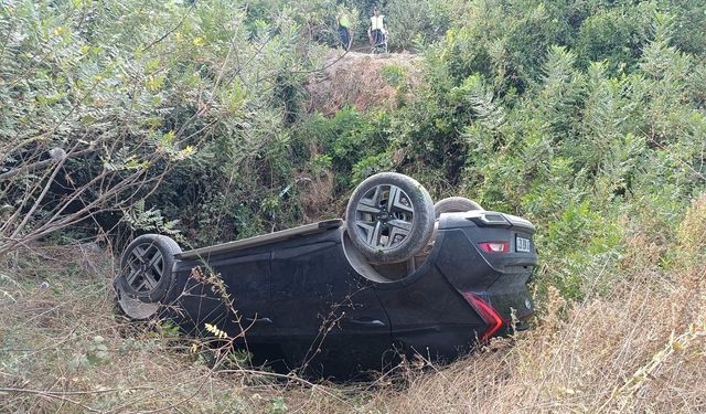 Uçurumdan uçan otomobildeki 2’si çocuk 3 kişi yaralandı