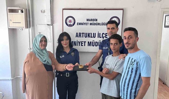 Yolda bulduğu 230 bin lira değerindeki altın bilekliği polise teslim etti