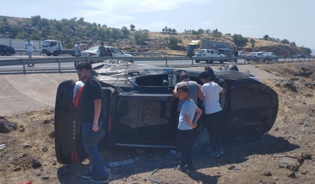 Elazığ’da otomobil şarampole devrildi: 7 yaralı