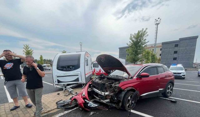 Hastane otoparkında park halindeki karavana çarptı