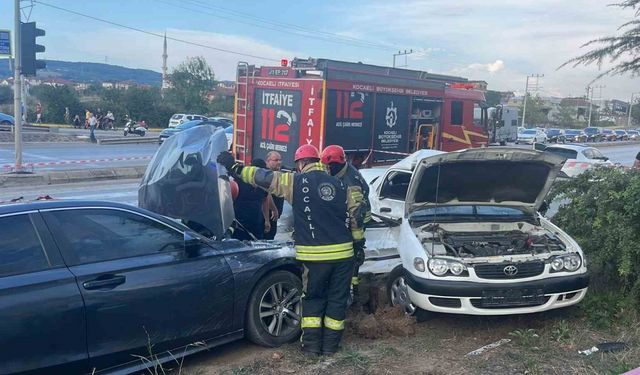 Kartepe’de iki otomobil çarpıştı: 3 yaralı