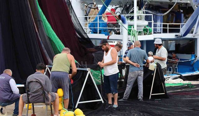 Kırklareli’nde kötü havaya aldırış etmeyen balıkçılar sezonu açtı