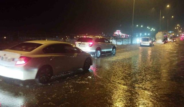 Yozgat’ta sağanak yağış sonucu yollarda su birikintileri oluştu