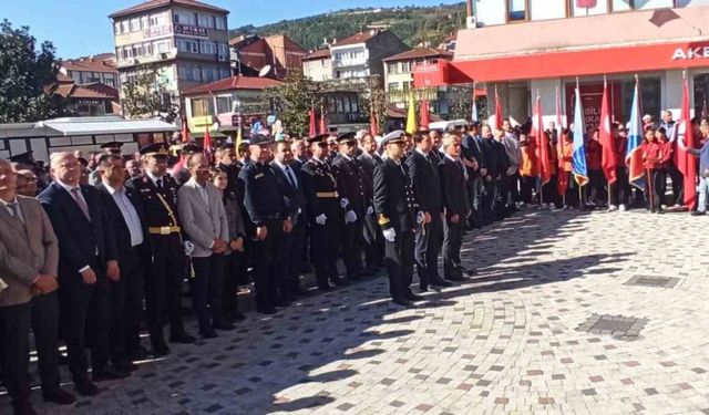 29 Ekim kutlamaları çelenk sunumu ile başladı