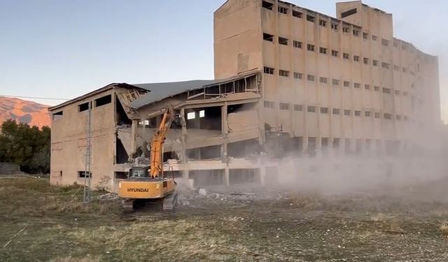 30 yıldan fazladır faaliyete giremeyen ruhsatsız un fabrikası yıktırıldı