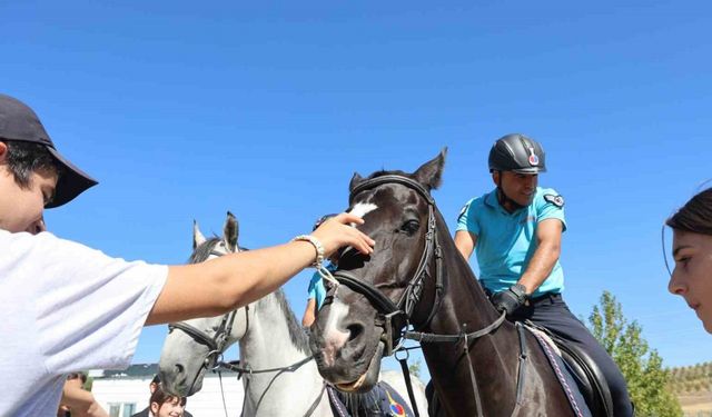 Ahıska Türkü çocuklardan atlı jandarma timine büyük ilgi