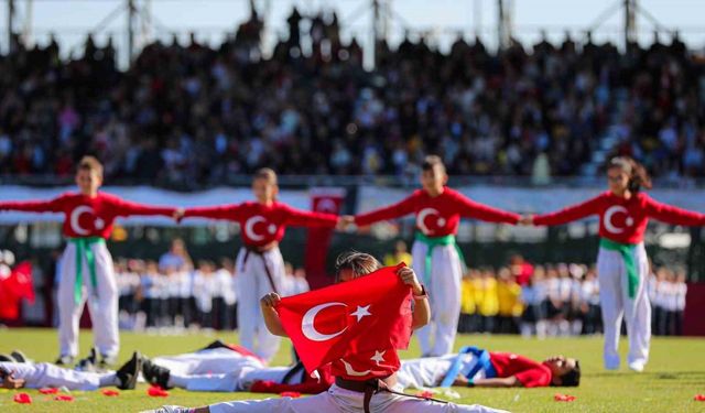 Aliağa, Cumhuriyetin 101. yılında Atatürk Stadı’nda buluştu