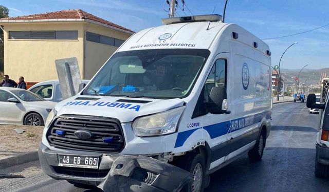 Ambulans ile otomobil çarpıştı: 1 yaralı