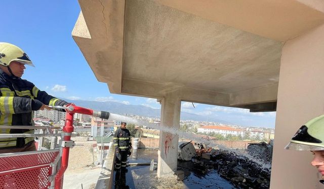 Antakya’da apartmanın çatısında yangın çıktı