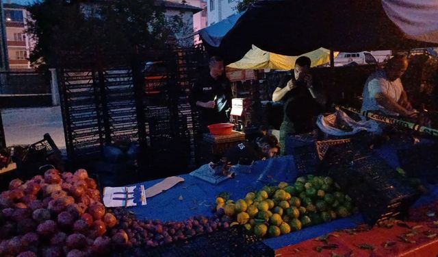 Aralarında husumet bulunan pazarcıyı tezgahı başında vurdu