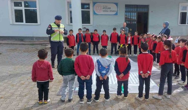 Arpaçay’da öğrencilere jandarmadan trafik eğitimi