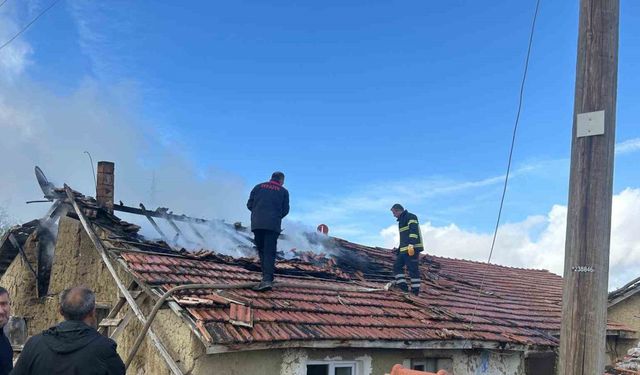 Baca temizliği yaparken samanlık ile evini yaktı