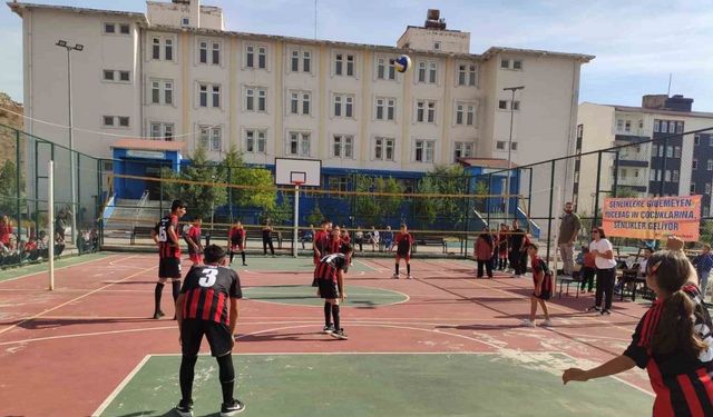 Batman’da voleybol turnuvasında kızlar ve erkekler aynı takımda oynadı