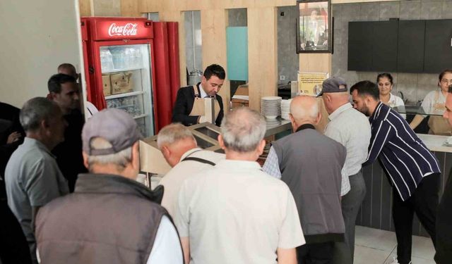 Bayraklı Belediyesi kent lokantalarında "Askıda Yemek" uygulaması başladı