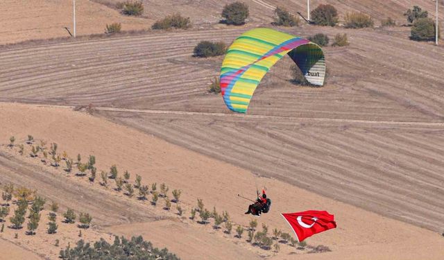 Bilecik’te 101 yamaç paraşütçüsünden ’Ata’ya Saygı Uçuşu’