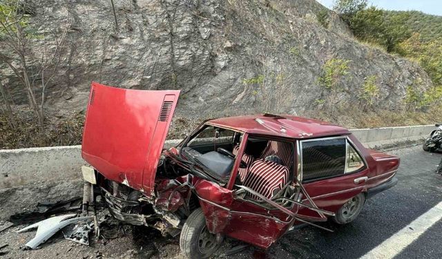 Bilecik’te 2 araç kafa kafaya çarpıştı, 2 kişi yaralandı