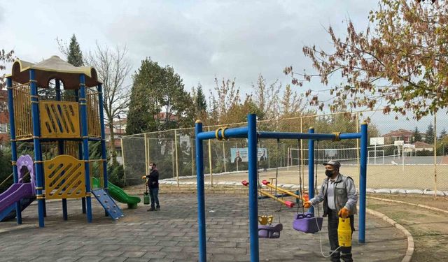 Bozüyük’te çocuk parkları dezenfekte  ediliyor