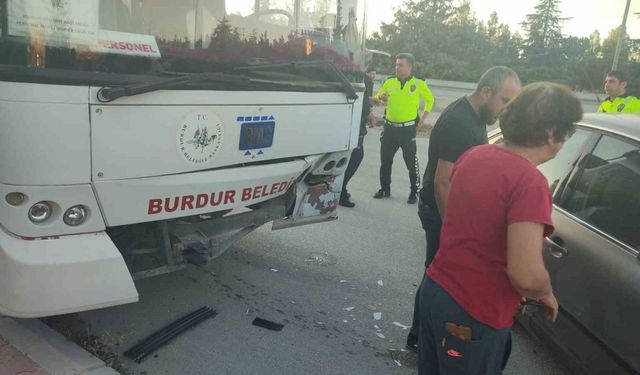 Burdur’da otomobil ile belediye otobüsü çarpıştı: 1 yaralı