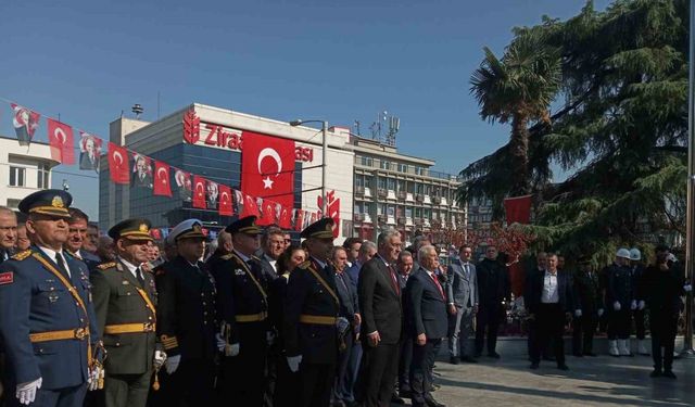 Bursa’da cumhuriyetin 101. yılı çelenk töreniyle kutlandı