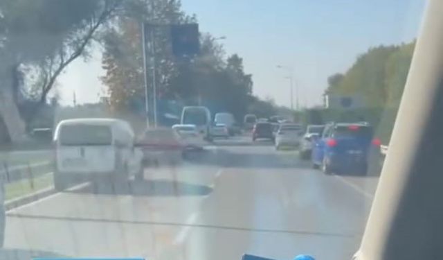 Bursa’da sürücülerin ’fermuar yöntemi’yle ambulansa yol vermesi kamerada