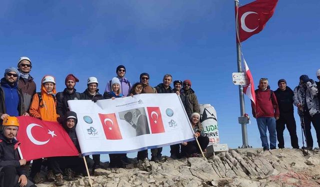 BUÜ Uludağ’ın zirvesinde Cumhuriyet Bayramı’nı kutladı