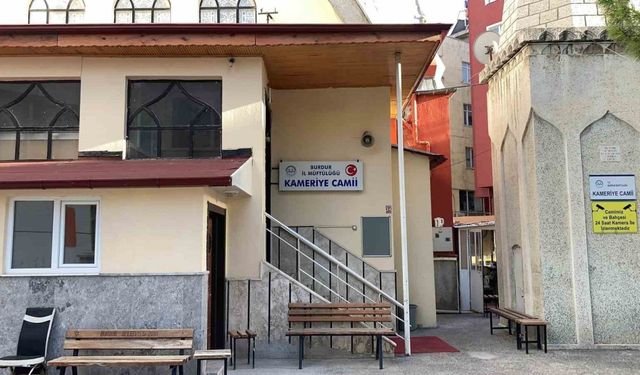 Camilerdeki sadaka kutularından hırsızlık anı kamerada