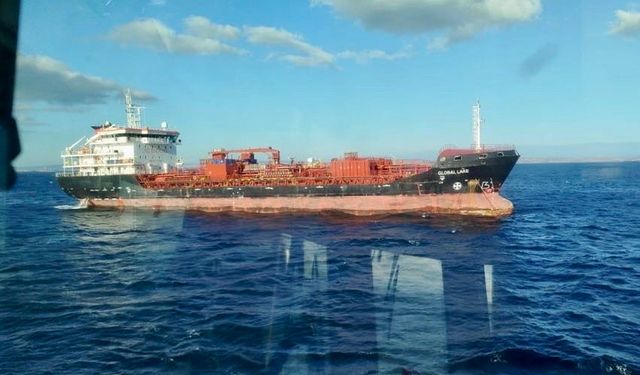 Çanakkale Boğazı’ndan geçen boş tanker makine arızası yaptı