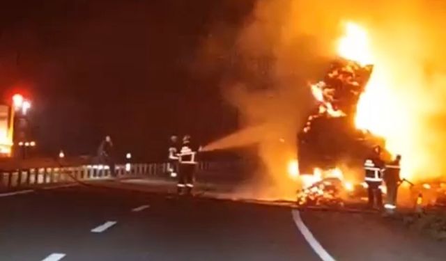 Çanakkale’de saman yüklü tır yandı