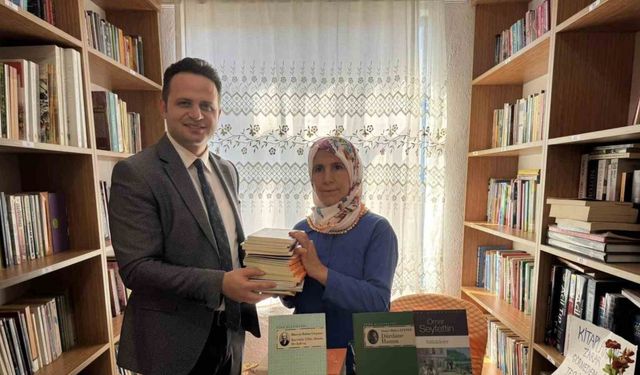 Çocukluk hayalini gerçeğe dönüştürdü, öğrencilere kitap sevgisini aşılıyor