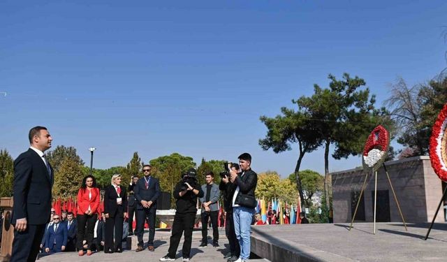 Cumhuriyet’in 101. yılında Atatürk Anıtı’na çelenk sunuldu