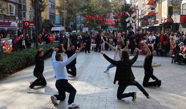 Cumhuriyet’in 101. yılını zeybekle kutladılar