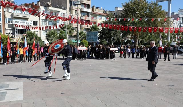 Edremit’te Cumhuriyet’in 101. yılı kutlamaları coşkuyla başladı