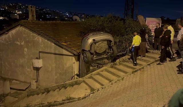 El freni çekilmeyen otomobil gecekonduya çarptı