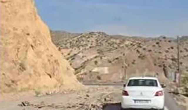 Elazığ’da deprem sonrası kayalar yola düştü