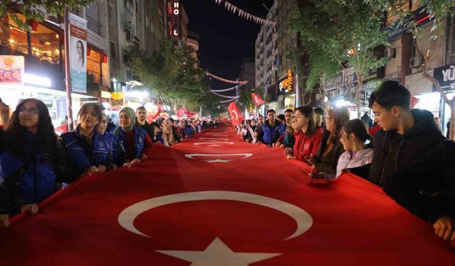 Elazığ’da fener alayı renkli görüntüler oluşturdu