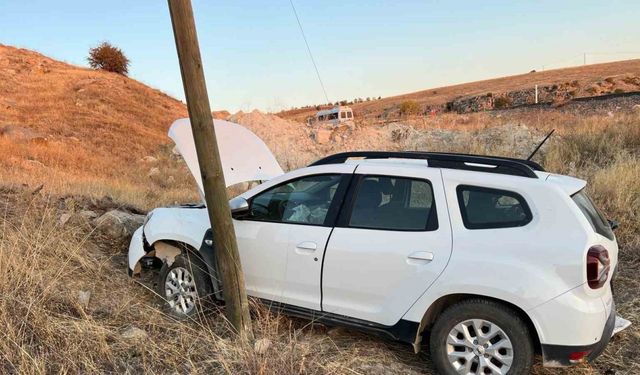 Elazığ’da otomobil şarampole yuvarlandı: 3 yaralı