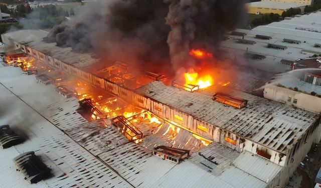 Fabrika yangını yeniden alevlendi: Alevler metrelerce yükseldi