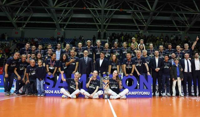 Fenerbahçe Kadın Voleybol Takımı, şampiyonluk kupasını kaldırdı