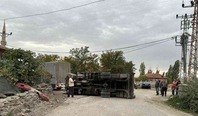 Freni boşalan kamyon duvara vurarak durabildi