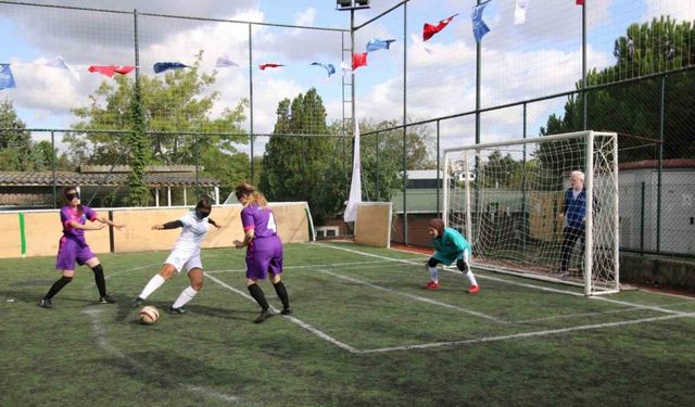 Görme engelli kadın futbolcularla yer yerinden oynadı