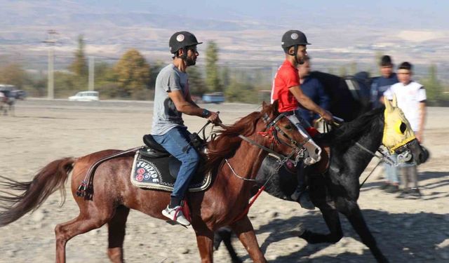 Honaz’da rahvan atlar, Cumhuriyet’in 101. yıl dönümü için koştu