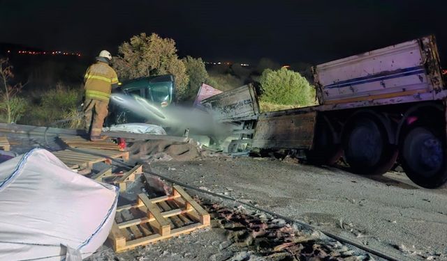 İzmir’de feci kaza: Önce ata sonra tıra çarptı, yanan araçtan sağ çıkamadı