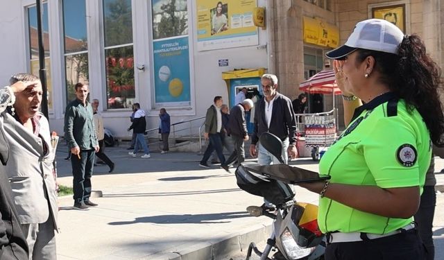 Kadın polise ‘Komutanım’ diyerek tekmil verdi: O anlar izleyenleri güldürdü