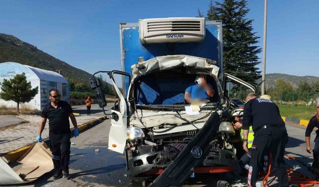 Kamyonet çekiciye bağlı olan yarı römorka çarptı: 1 yaralı