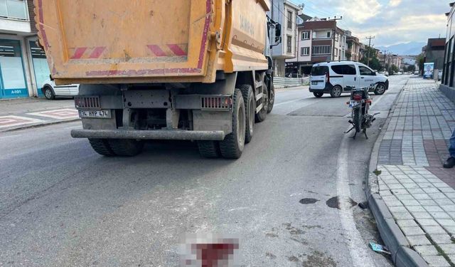 Kamyonla çarpışan motosikletli genç hayatını kaybetti