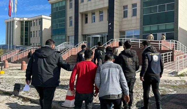 Kars’ta yakalanan göçmenlerin üzerinden sahte pasaport çıktı