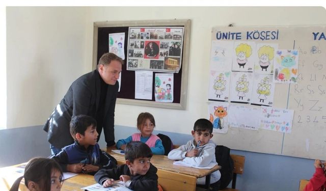 Kaymakam Koşansu köy okullarına kırtasiye yardımı yaptı