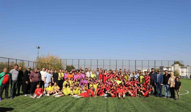 Kız futbol takımları cumhuriyet için oynadı